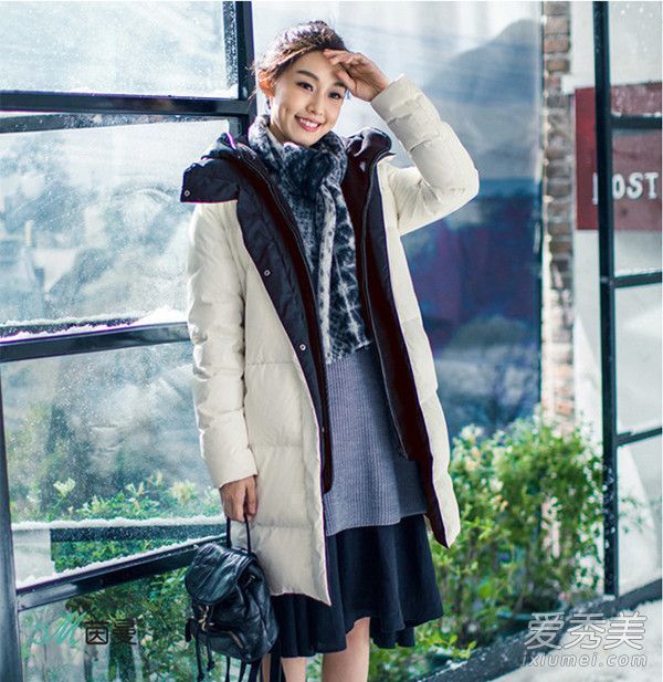 白色羽绒服配什么颜色围巾白色羽绒服配什么裤子