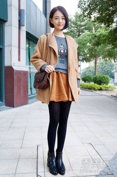 羊毛外套搭配短裙，让你更容易穿上时尚感。
