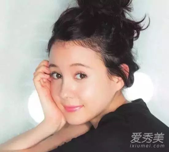 早春，年轻女孩化妆，唇妆和腮红是关键。