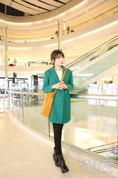 韩凡儿的长外套和紧身裤展现出瘦美