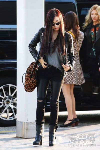 那个年轻女孩领导的黑色皮裙非常时尚。