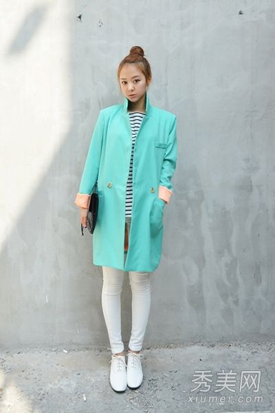 深秋的时候，穿着一件八种气质的保暖呢绒大衣是极其美丽的。