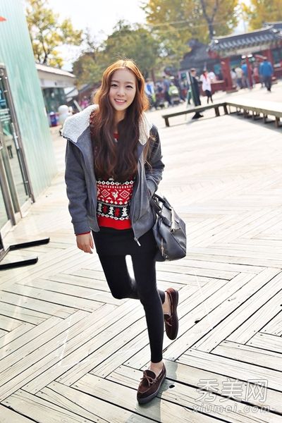 在深秋，有必要穿衣服来支撑稍胖的女孩，让她们变瘦。