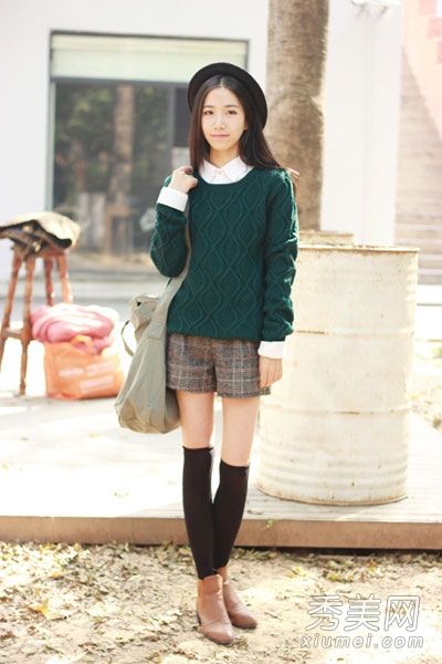 高领毛衣+衬衫+短裤英式超龄
