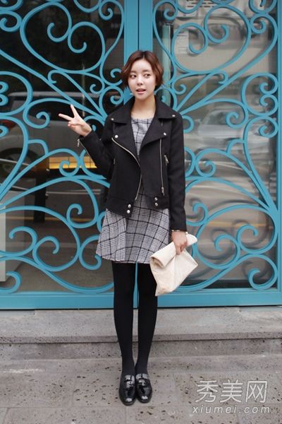 穿着短外套的矮个子女孩在深秋看起来又高又暖和。