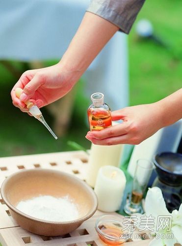 七种精油使用方法教你如何正确使用精油进行护肤。