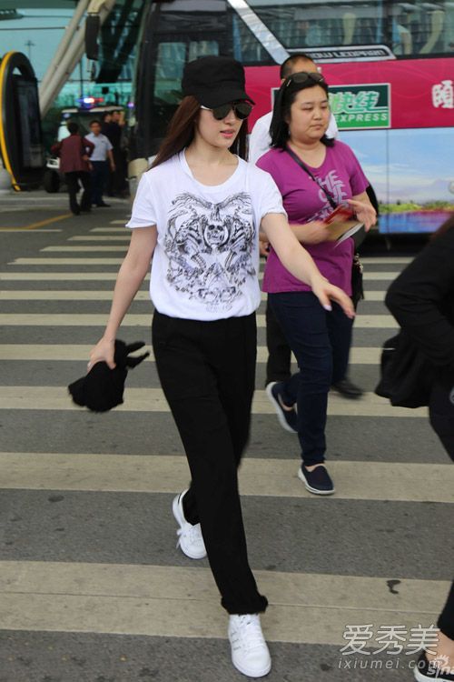 一场女子棒球帽比赛看刘亦菲和刘诗诗如何戴