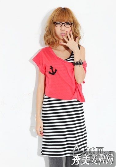 巧用藏青色条纹衬衫打造迷人的S曲线