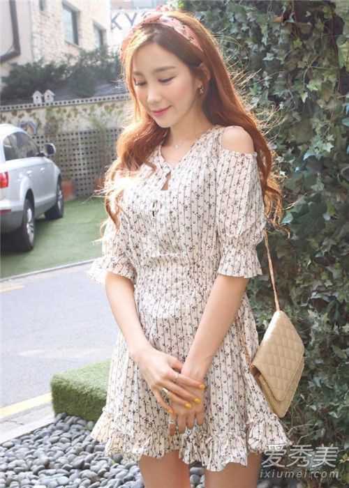 谁说碎花是过时的过时的，它们被用来创造一个秋日稍甜的女孩。