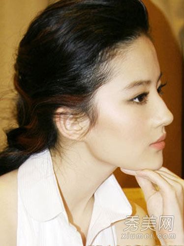 刘亦菲裸妆家园展现性感女人味