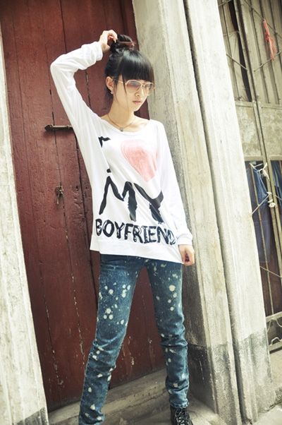 宽松的t恤+穿孔牛仔裤在今年秋天很流行也很酷。