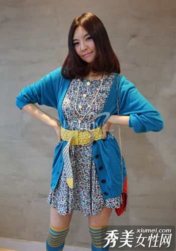 添加带有吊带的外套和裙子，展现独特魅力。