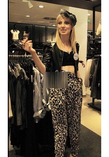 高腰夹克展现出迷人的纤细腰身。