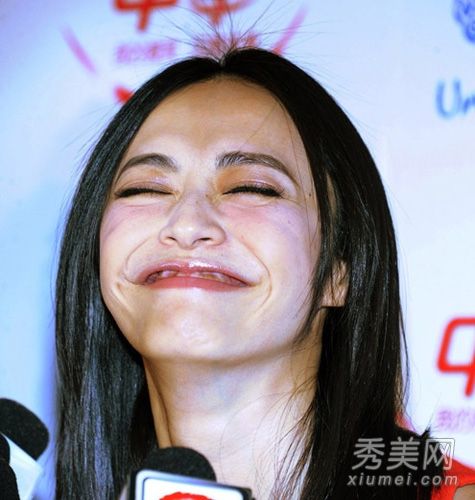 女演员笑了，脸上有皱纹