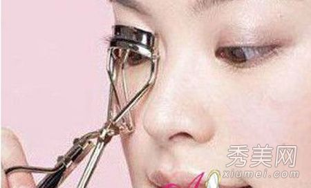 新化妆教程:如何夹睫毛刷睫毛