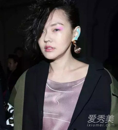 2016年春天，小S粉眼妆亮相米兰，如何画彩妆？