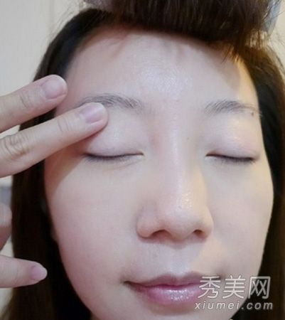 一组图片展示画眼线笔创造甜美自然的妆容