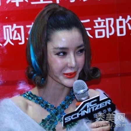 检查娱乐圈里的化妆师,看她是否有干燥的皮肤和僵硬的脸。