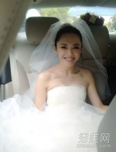 陈瑶婚礼现场照裸肩婚纱小清新新娘妆