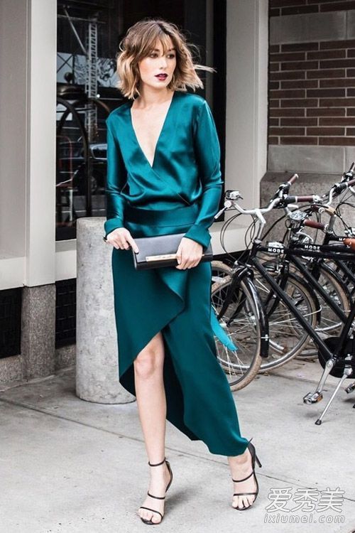 夏天，开叉裙是创造性感风情的法宝。