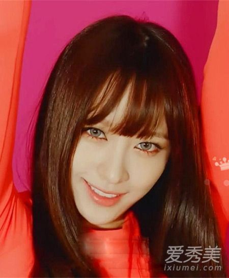 韩国女孩正在画橙色的化妆品。它真的很美,哭了。