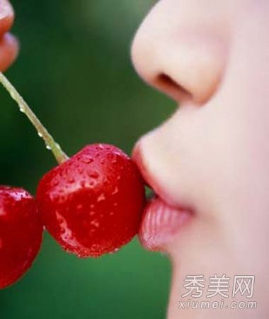 如何护理干裂的嘴唇,冬天吃什么?