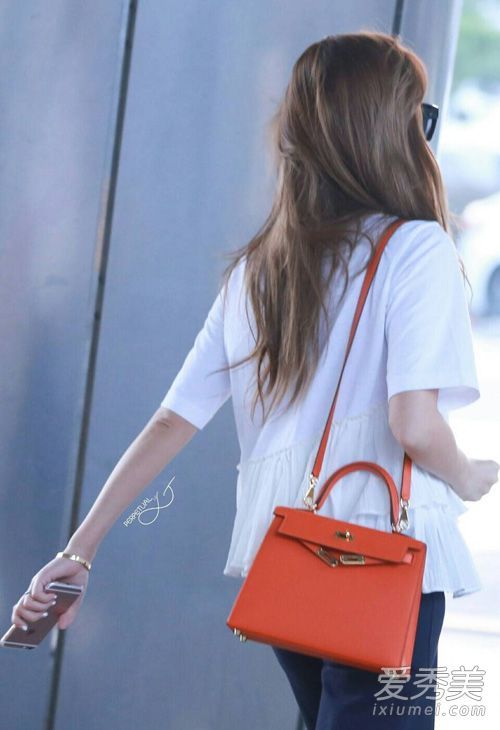 夏天你带什么样的包?韩国明星推荐同样的风格