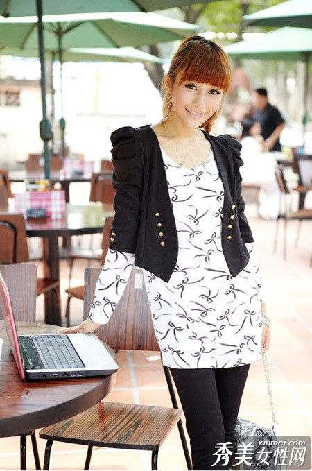 糖果女孩的活力在街上假装有吸引力。