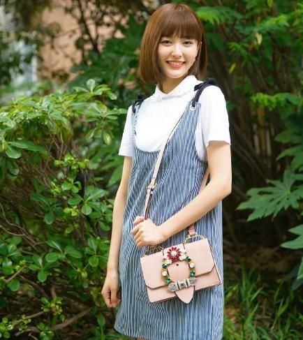 在唐嫣同样的粉红色包多少钱?