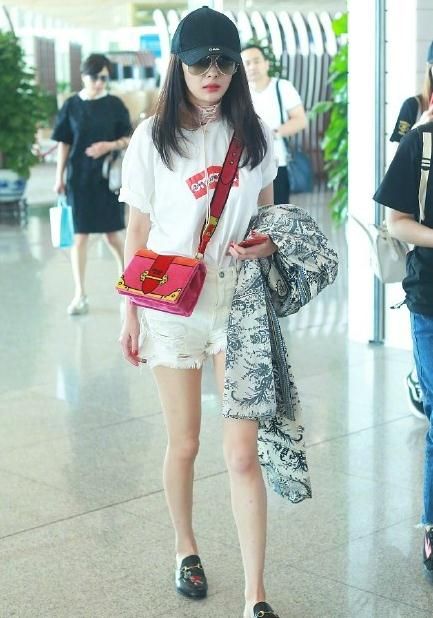 6月1日，阳米机场后面的红色邮袋是什么牌子的