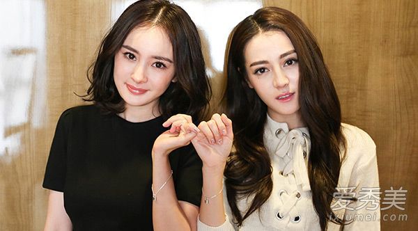 在当前的时尚中，粗平的眉毛可以很容易地分三步画出。