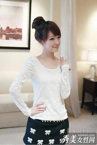 初秋甜美女孩的休闲可人狂野