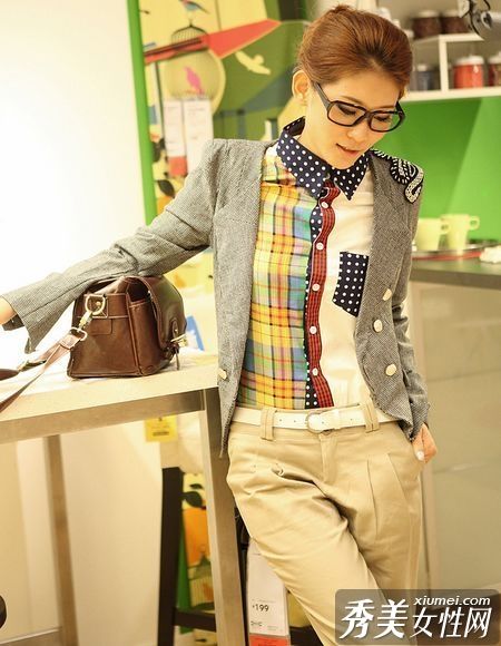 时尚而引人注目的潮流引领者喜欢混合搭配古董风格。