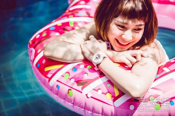 玩水对年轻人来说已经足够了！在夏天，去海边准备这些防水用品更有趣。