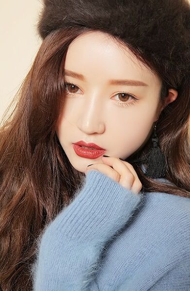 一周的眼部化妆插图每天都在变。