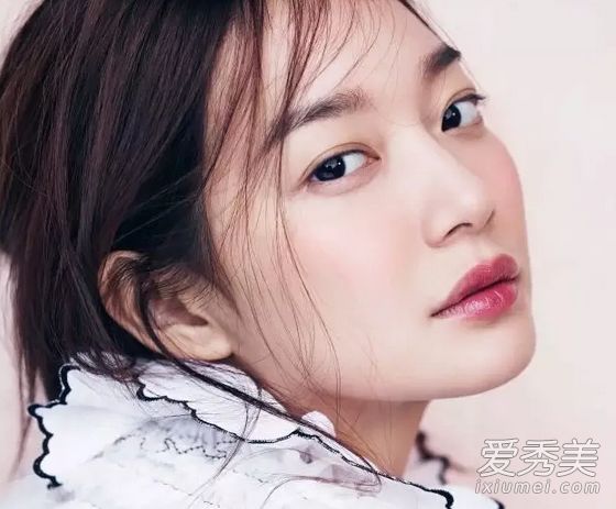 不同类型腮红的优缺点说明了腮红的位置。