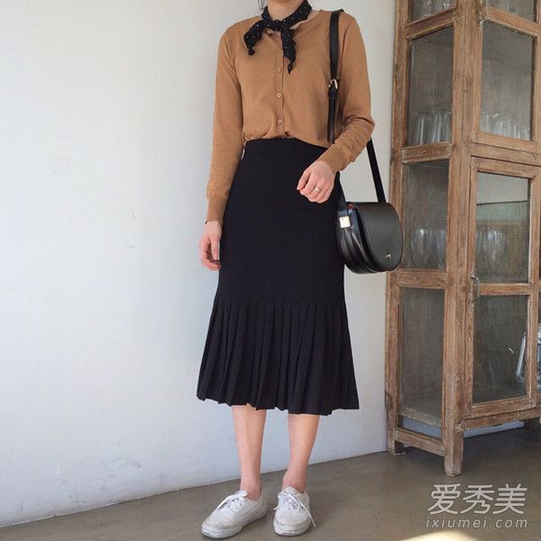 不要再用黑色油漆涂抹了!2017年秋冬的色彩趋势是明亮活泼的。