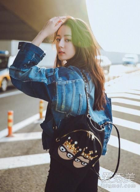 在迪丽热巴的林云机场，我穿牛仔夹克看起来怎么样？