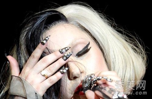 蕾哈娜嘎嘎领导的SM超级尖钉照片