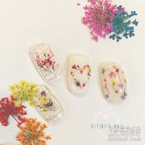 用春天的颜色和一点新鲜的风染手指是很美的。