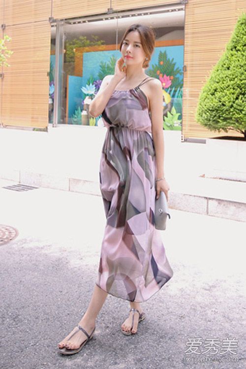 在夏天，作为一个卖花的女孩，各种各样的印花衣服让天空变得美丽。