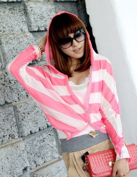 在新的季节里扮演年轻的时尚可爱的小胖妞