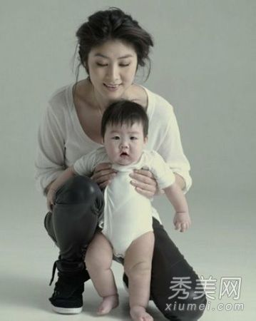 明星母亲和她的孩子拍摄了年鉴杨千嬅的淡妆和紫色抓发镜