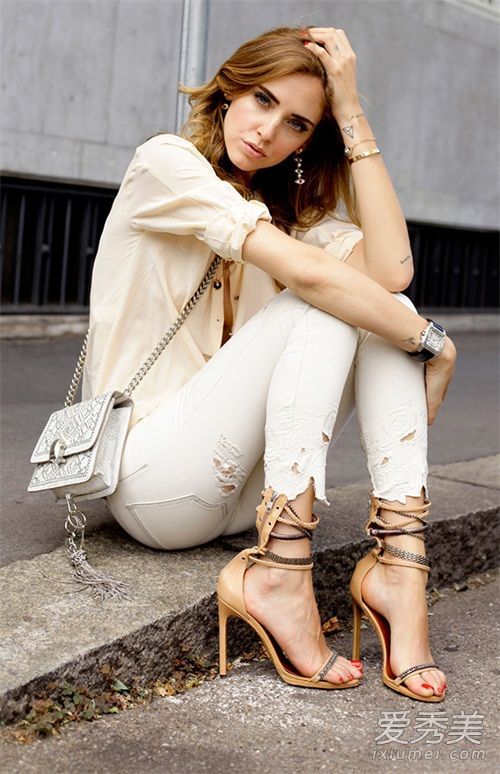 系带鞋会束缚你微妙的性感。