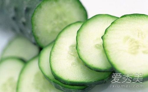 将黄瓜片涂在脸上有什么好处？黄瓜切片在面部的正确应用方法