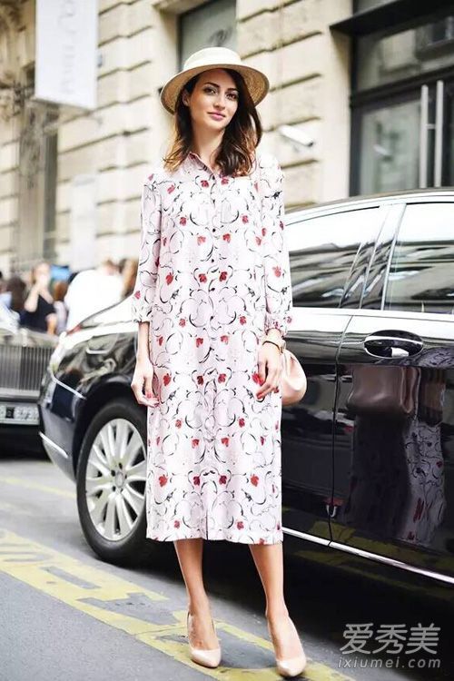 夏天出门时，帽子是必不可少的。