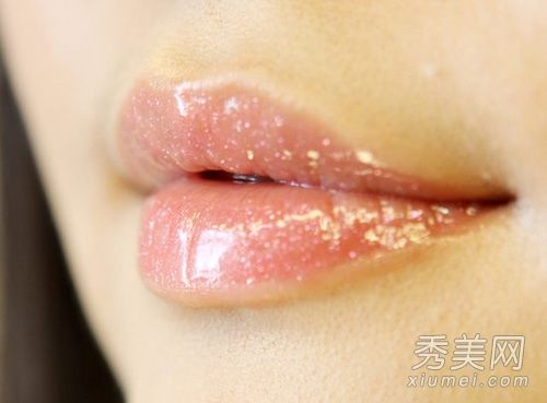 熟练涂抹唇膏，轻轻卸妆