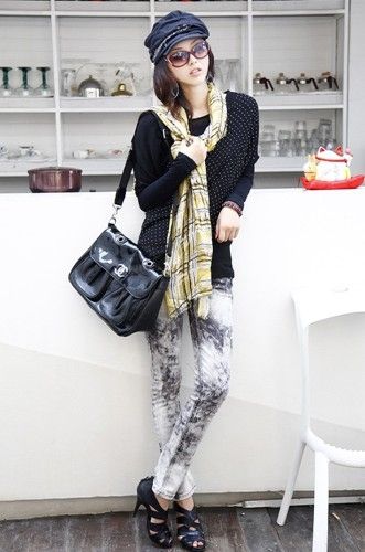 秋风吹来，美丽的丝巾展现秋颈风情