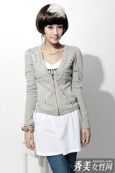 气质美女穿上又长又短的褶皱漂亮衣服显得又高又瘦。