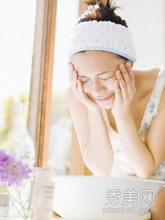 揉揉眼睛，喜欢侧睡12个细节会加深皱纹和年龄